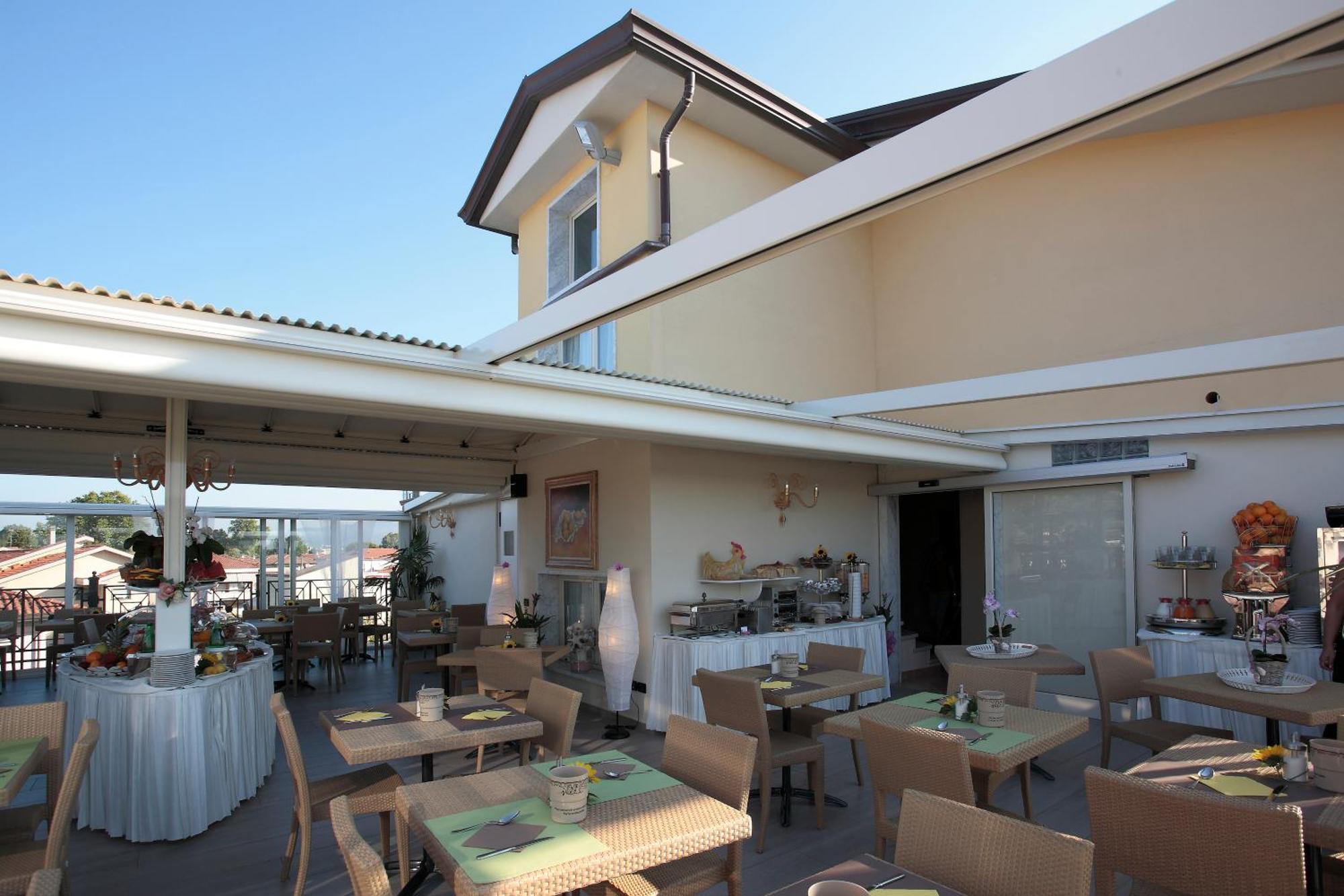 Hotel Luna Marina di Massa Esterno foto