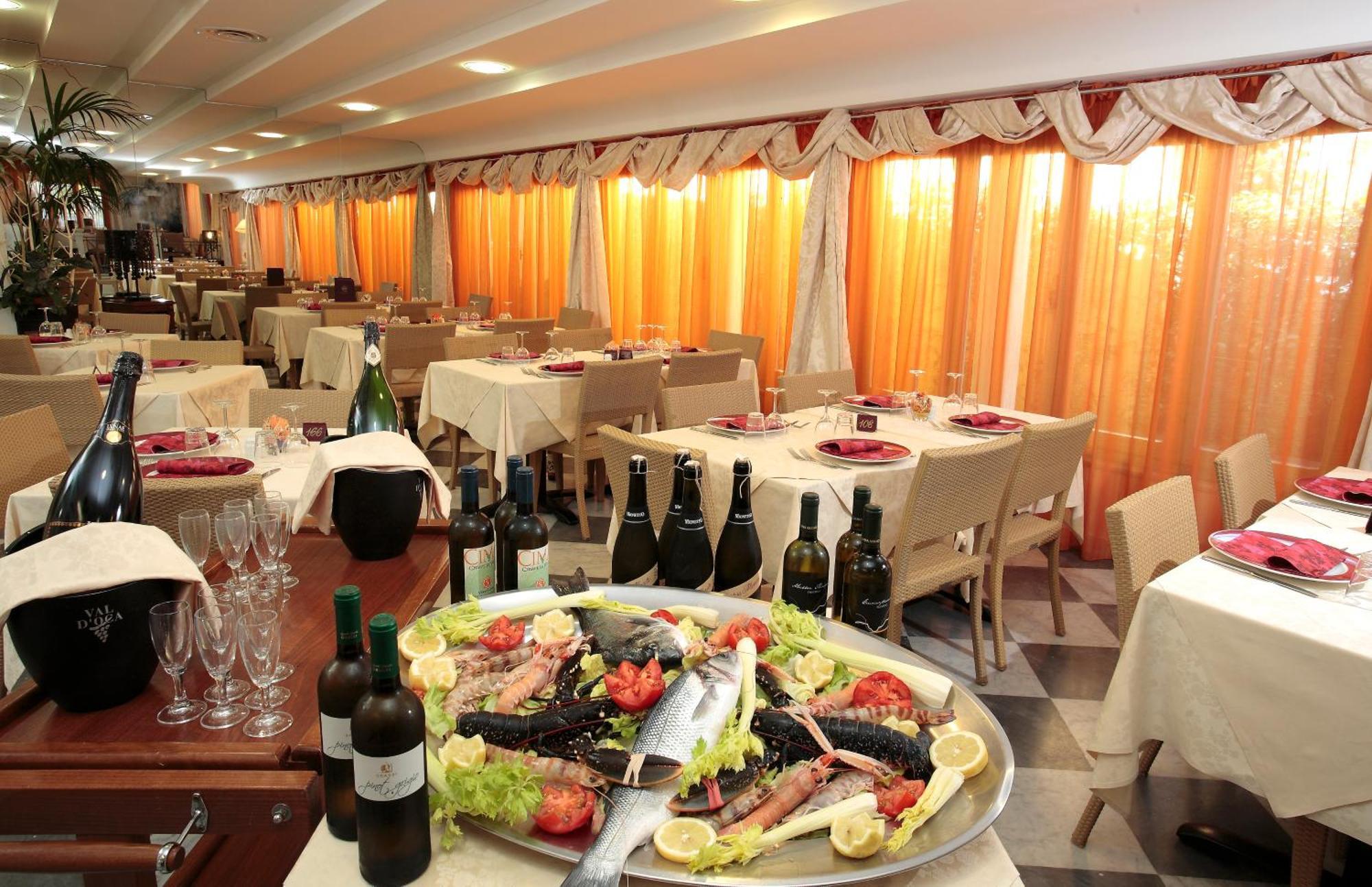 Hotel Luna Marina di Massa Esterno foto